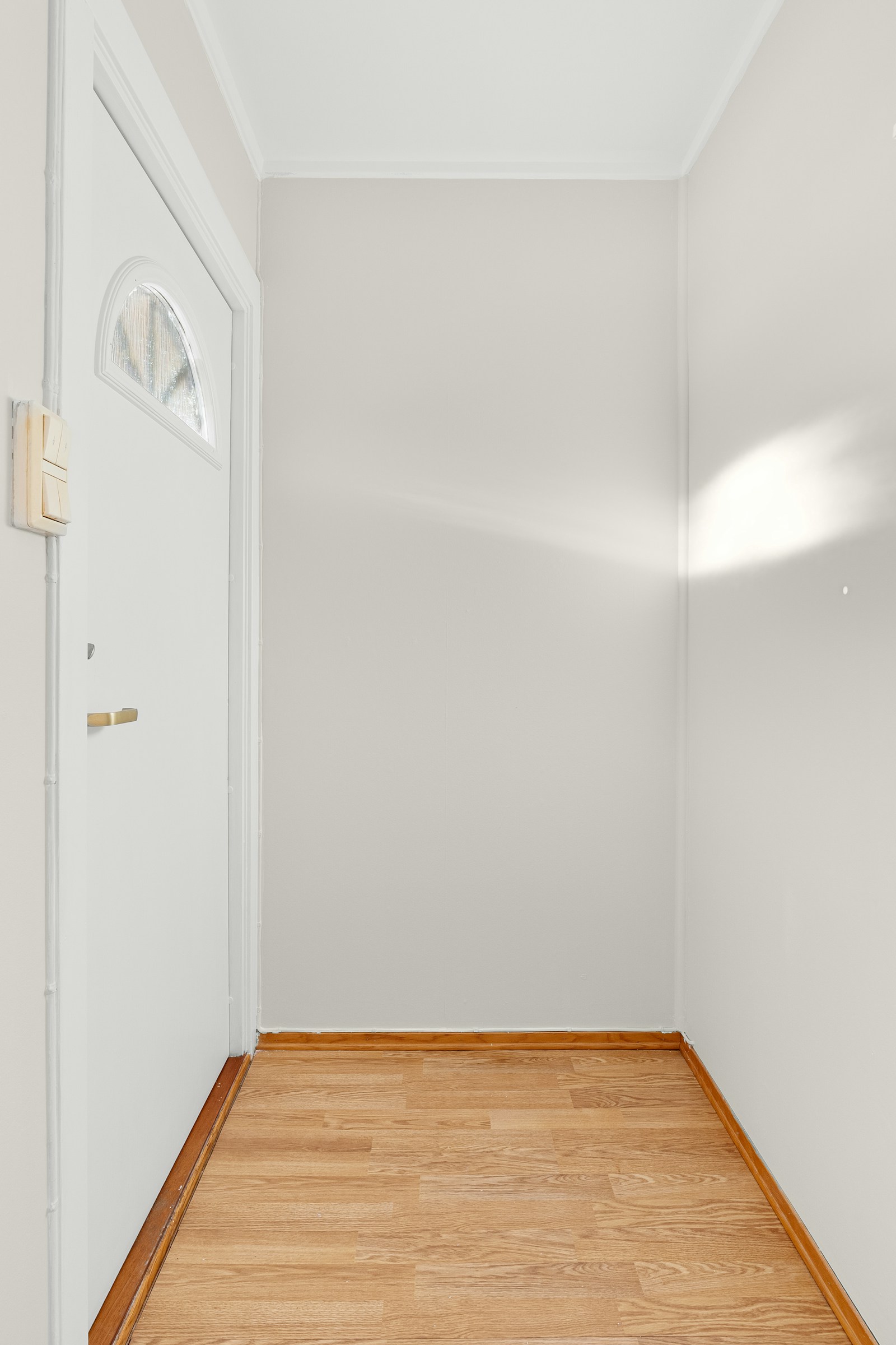 Unstaged room before Industrial virtual staging